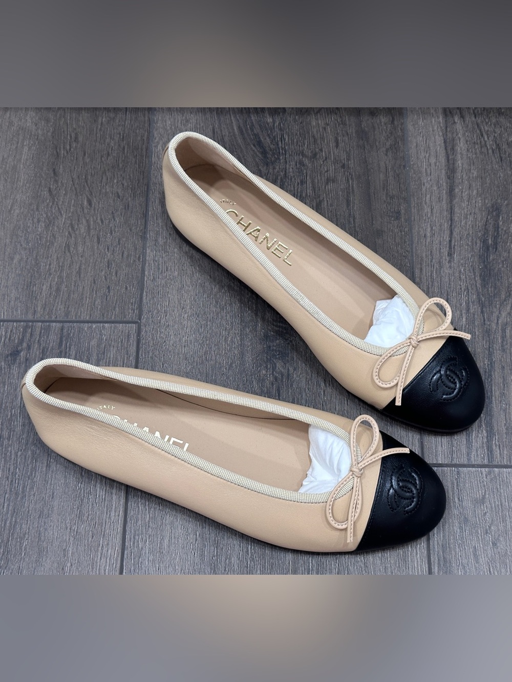 CHANEL CLASSIC CC LOGO BEIGE & BLACK LEATHER BALLET FLATS SHOES Size 37 - Picture 4 of 16